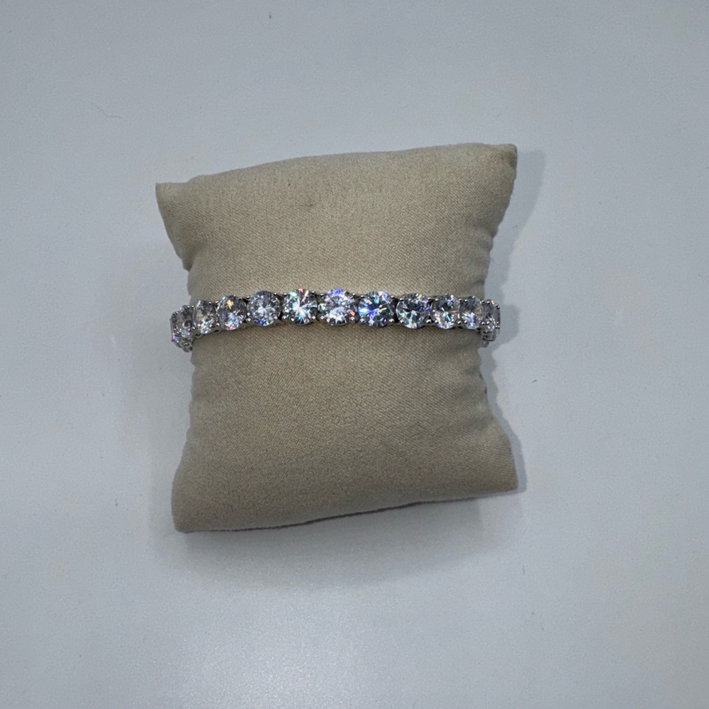18k Tennis Bracelet - Picture 8 of 11
